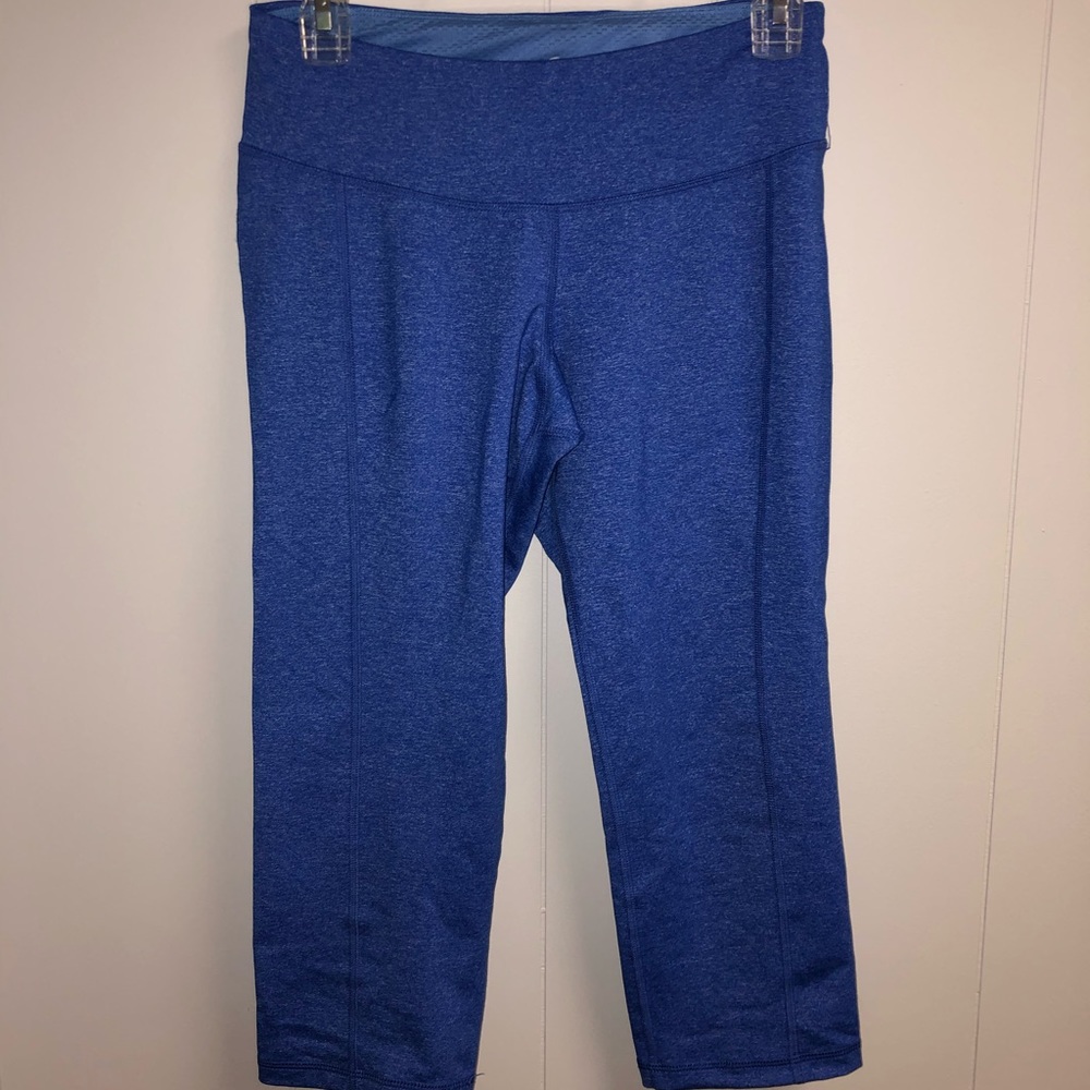 Cropped blue leggings